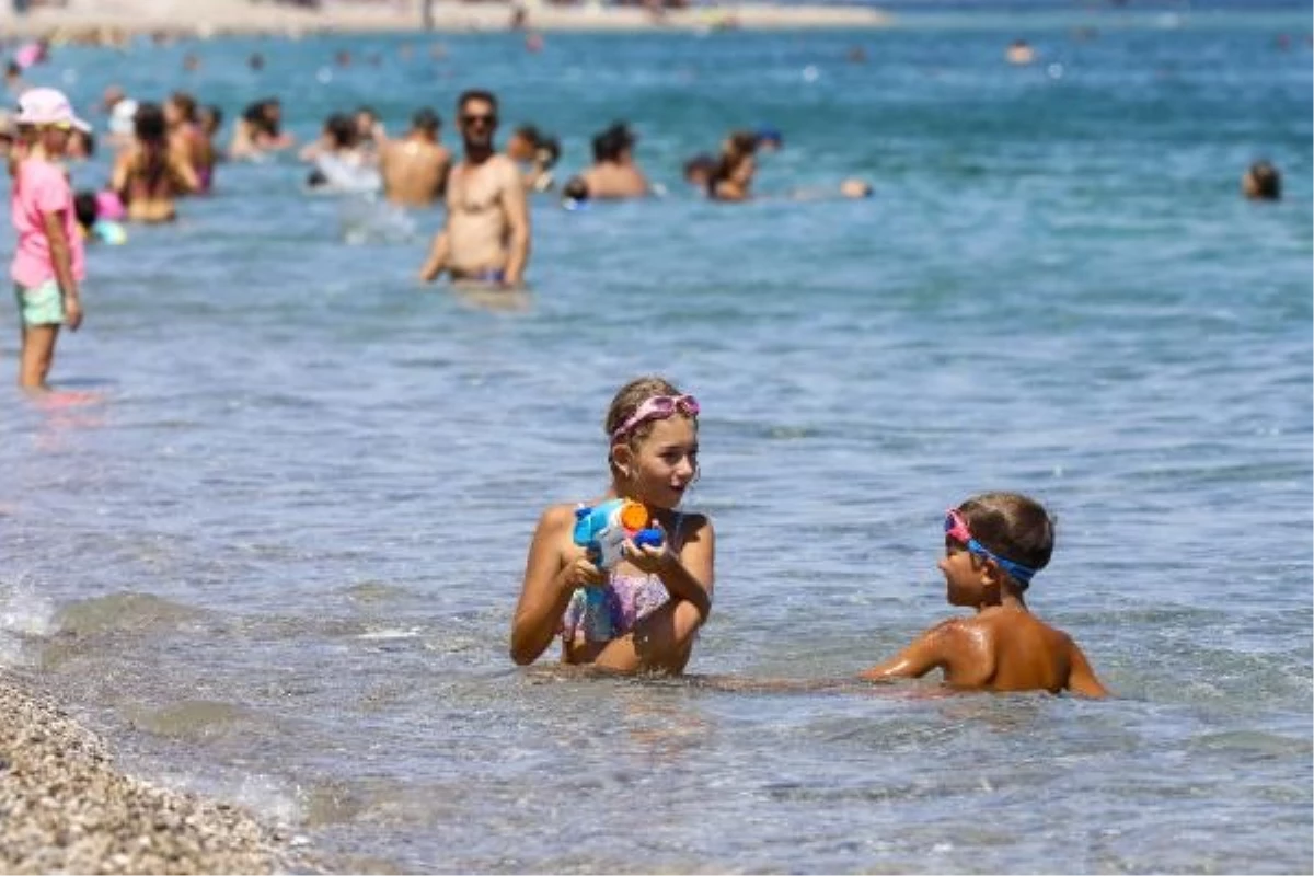 Antalya\'da Sıcaktan Bunalanlar Konyaaltı Sahili\'ne Akın Etti
