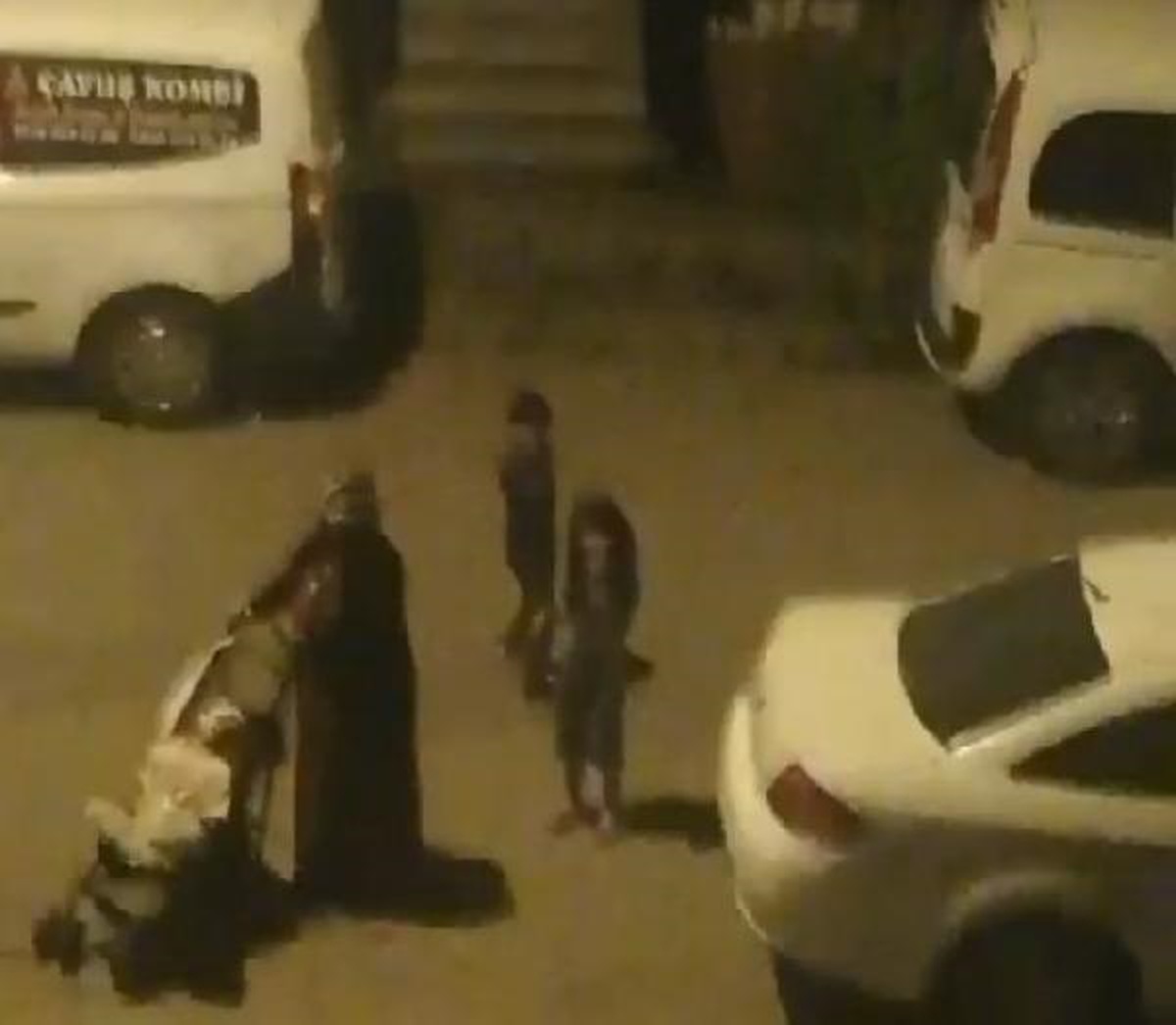Sultangazi\'de Dilenci Kadın Tartıştığı Kişiye Taş Atmakla Tehdit Etti