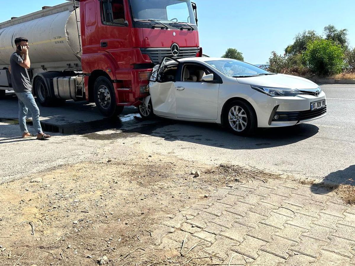 Alanya\'da tankerin otomobile çarpması sonucu 2 kişi yaralandı