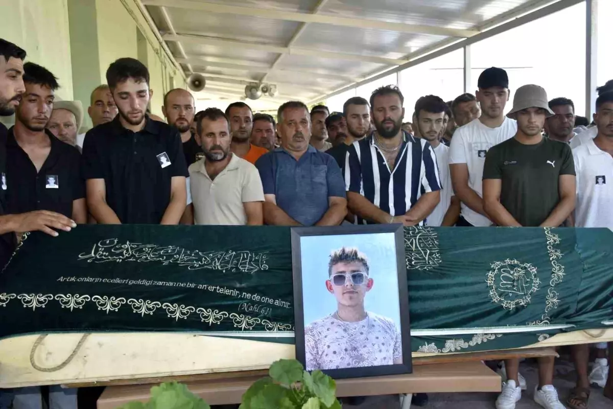 İzmir\'de Tartışma Sonucu Bıçaklanan Genç Toprağa Verildi