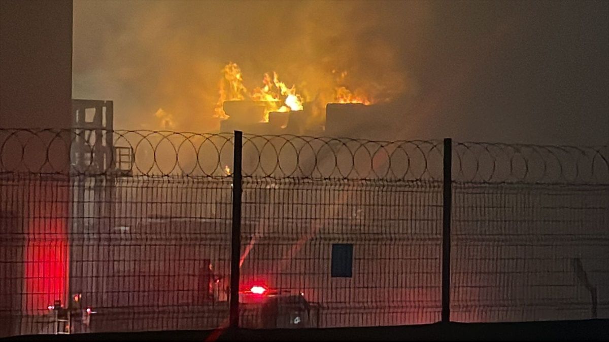 Tekirdağ\'da bir kağıt fabrikasında çıkan yangın kontrol altına alındı