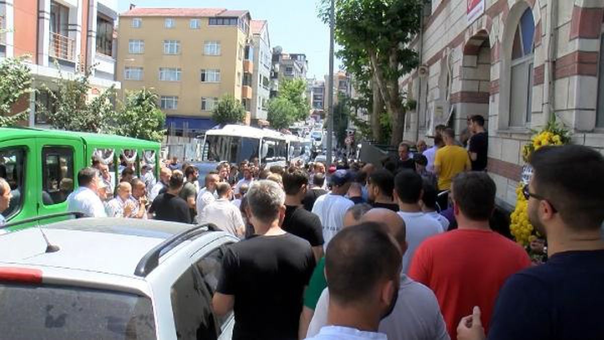 Tekirdağ\'da kavşakta meydana gelen kazada hayatını kaybeden anne ve kızı son yolculuğuna uğurlandı