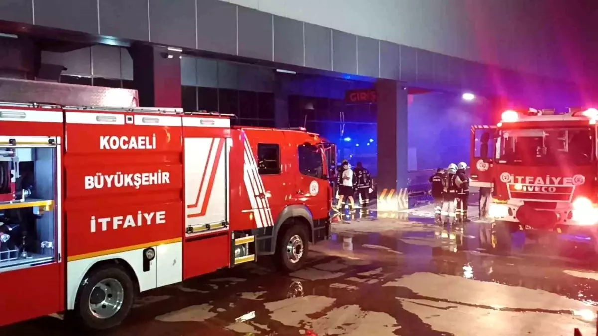 Gebze\'deki toptan markette çıkan yangında kendi yangın söndürme sistemi devreye girdi