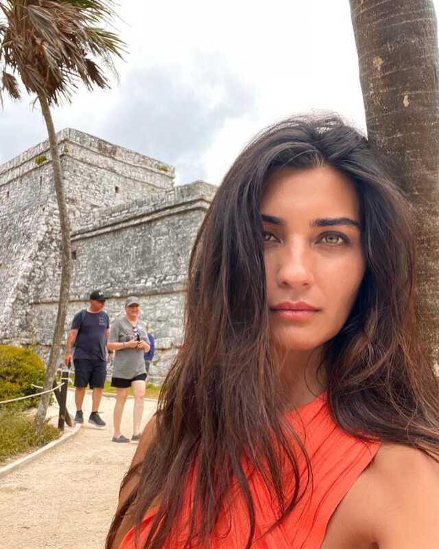 Tuba Büyüküstün 'Anlamak istiyorum' diyerek çektiği İngilizce videoyla alay konusu oldu