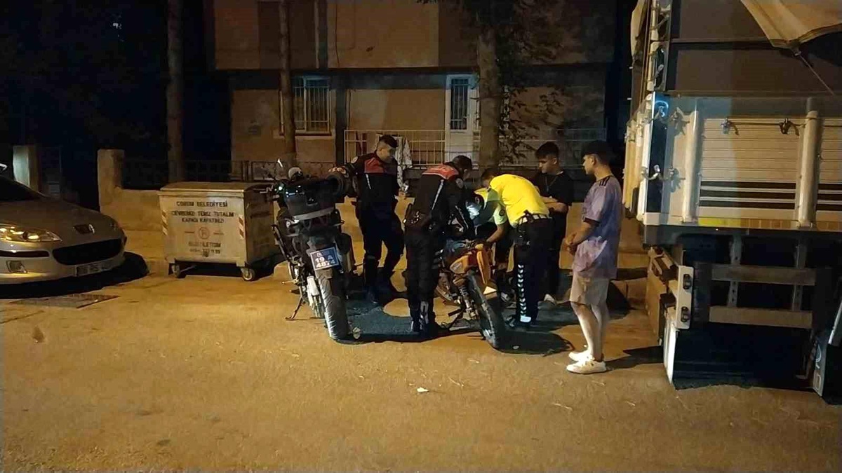 Çorum\'da Polis Ekipleri Tarafından Yakalanan Motosiklet Sürücüsü Ehliyetsiz Çıktı