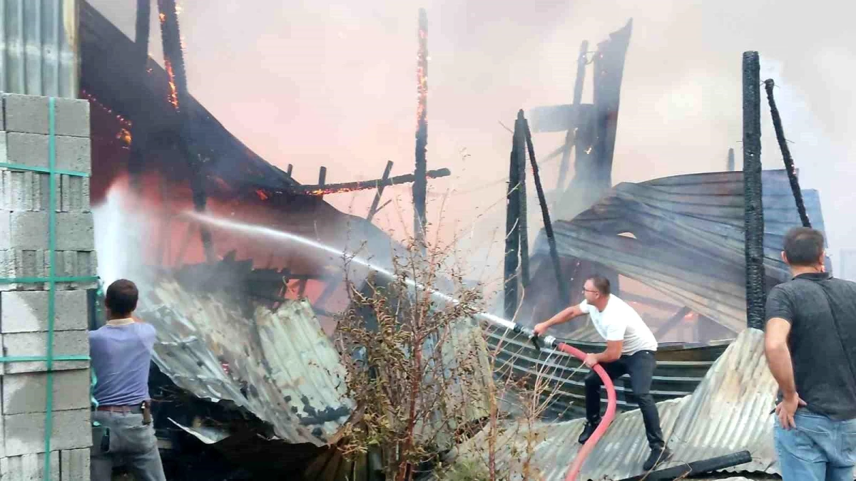 Erzurum\'da Yapı Marketinde Çıkan Yangın Paniğe Neden Oldu