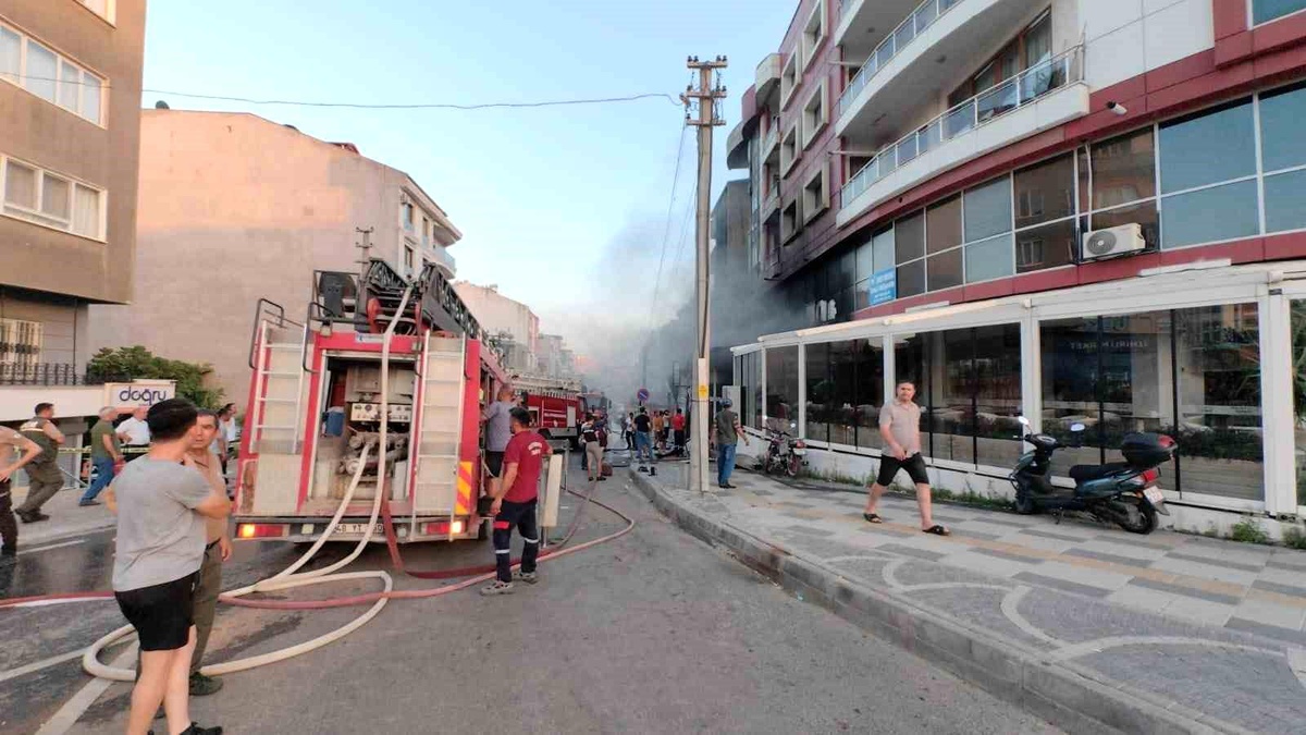 Muğla Yatağan\'da İş Yerinde Çıkan Yangın Bitişikteki İş Yeri ve Apartmana Sıçradı