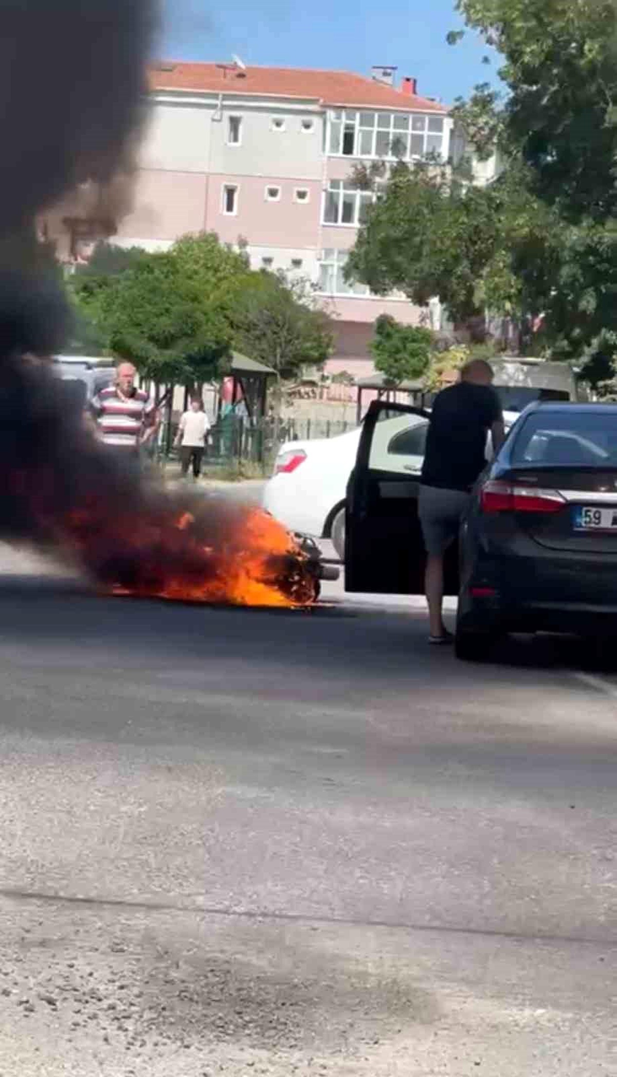 Tekirdağ Kapaklı\'da Yol Ortasında Alev Alan Motosiklet