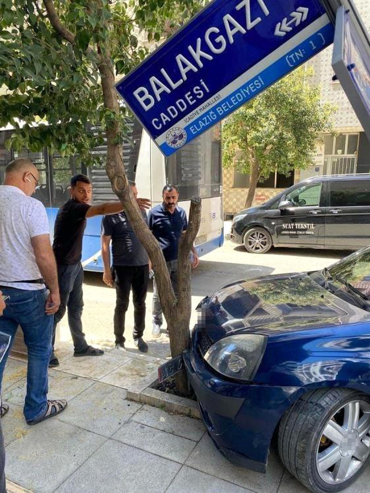 Elazığ\'da Otobüs ve Otomobil Çarpıştı: 1 Yaralı