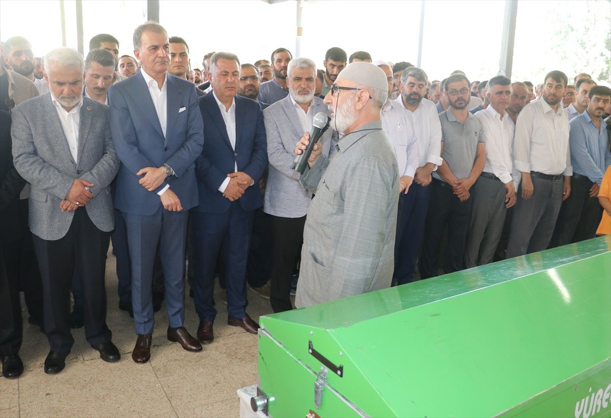 Adana\'da HÜDA PAR İl Başkanlığı\'ndaki bıçaklı saldırıda hayatını kaybeden il sekreteri Sacit Pişgin\'in cenazesi toprağa verildi