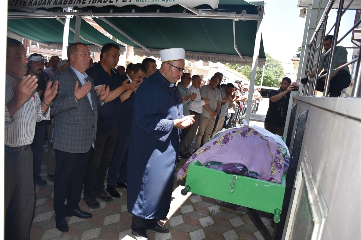 Afyonkarahisar\'da minibüs kazasında hayatını kaybeden 7 kişinin cenazesi toprağa verildi