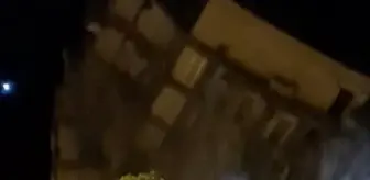 Gaziantep'te depremde ağır hasar alan bina çöktü