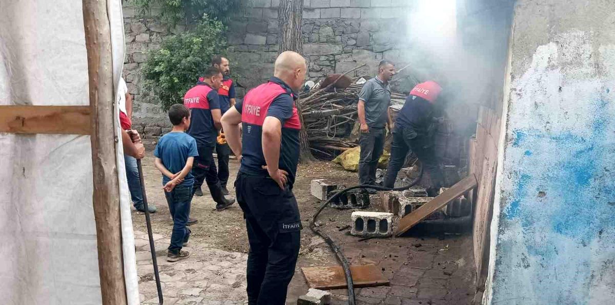 Ağrı\'da Ahır Yangını: Maddi Hasar Oluştu