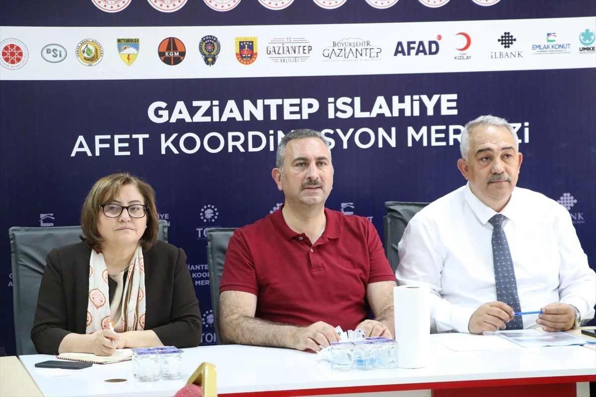 AK Parti Grup Başkanvekili Abdulhamit Gül, Gaziantep\'teki deprem bölgelerinde incelemelerde bulundu