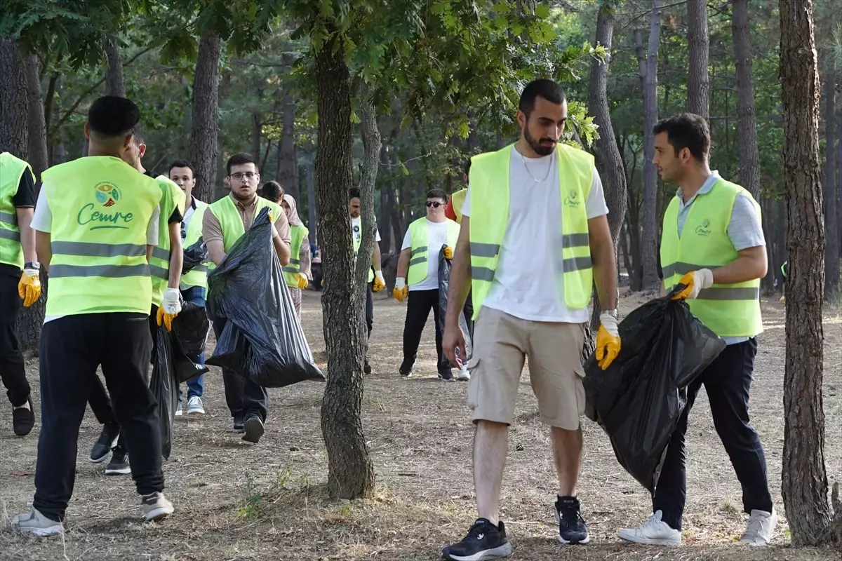 AK Parti İstanbul İl Gençlik Kolları Orman Yangınlarına Dikkat Çekmek İçin Çevre Temizliği Yaptı