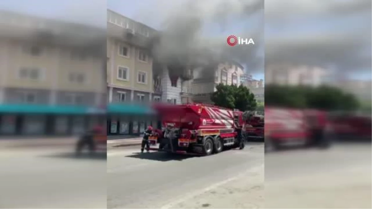 Antalya\'da çıkan yangında balkonda mahsur kalan kadını itfaiye kurtardı