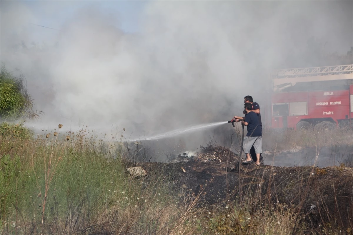 Antalya\'da eski gazino binasında çıkan yangın kontrol altına alındı