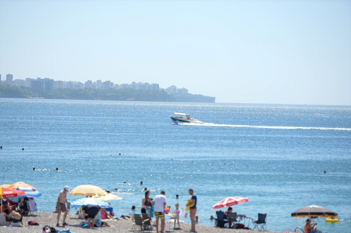 Antalya\'da Sıcak Hava Nedeniyle Yoğunluk Azaldı
