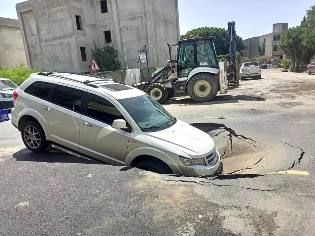 Bodrum\'da İsale Hattı Patladı, Dev Çukura Araç Düştü