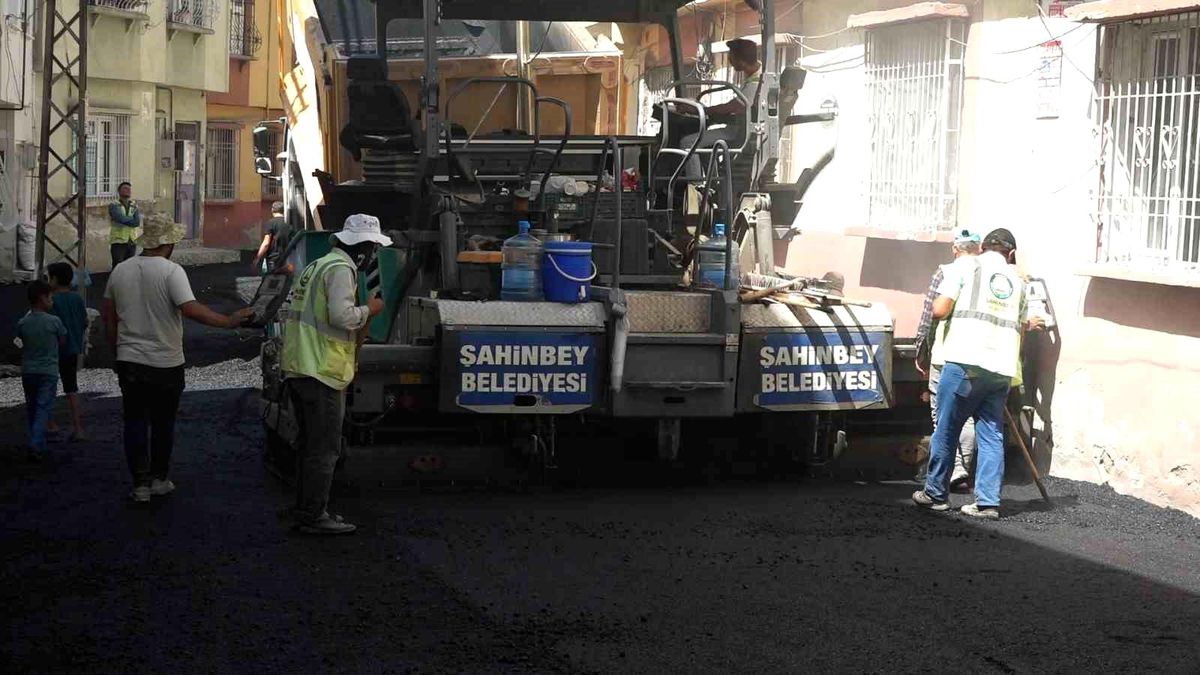 Şahinbey Belediyesi, Aşırı Sıcaklara Rağmen Asfalt Çalışmalarına Devam Ediyor