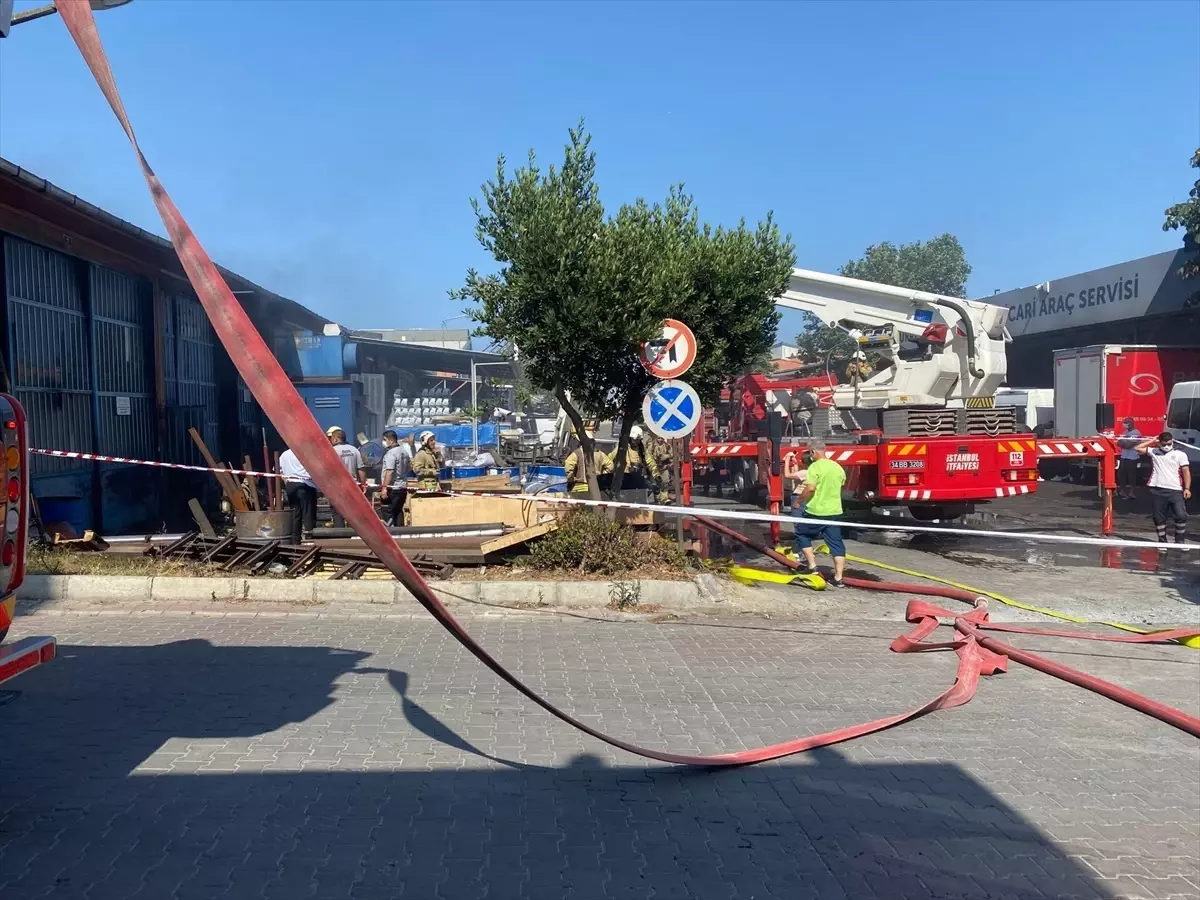 Başakşehir\'de kauçuk ve silikon kaplama yapan iş yerinde yangın çıktı