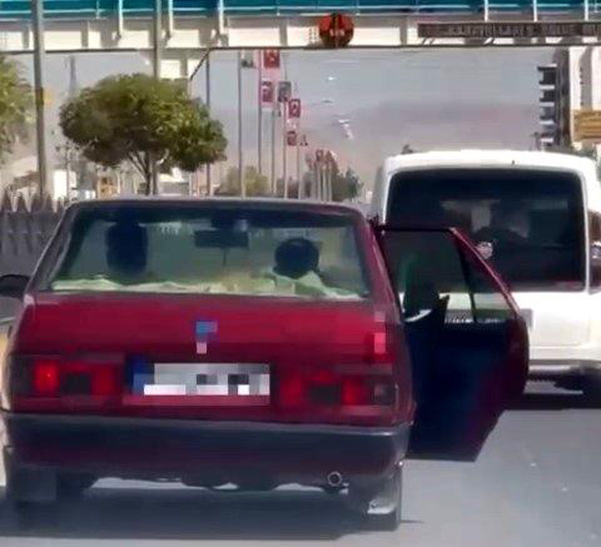 Batman\'da Trafiğe Kapısı Açık Halde İlerleyen Otomobil