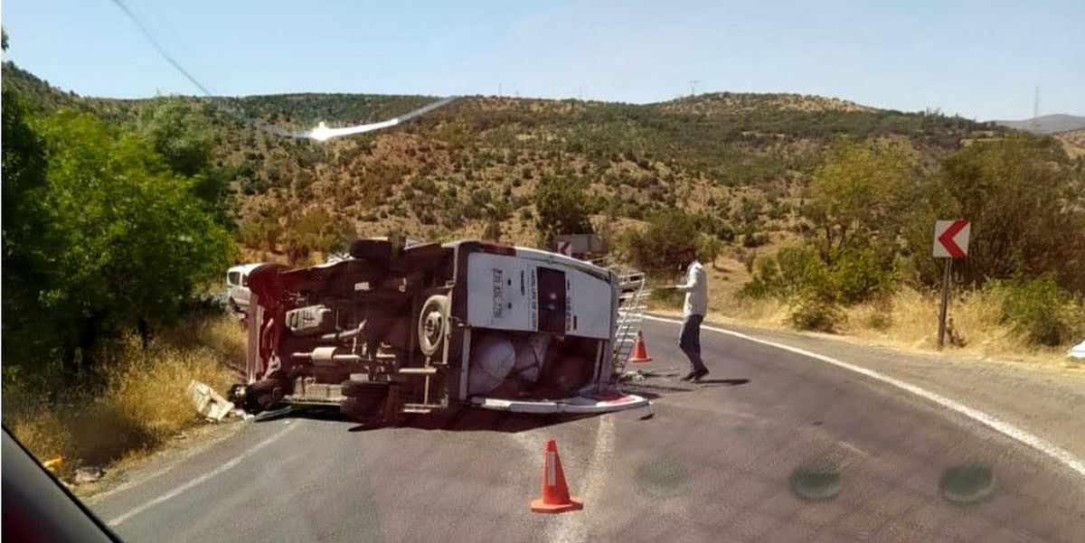Bingöl\'de minibüsün yan yattığı kazada, yaralanan olmadı