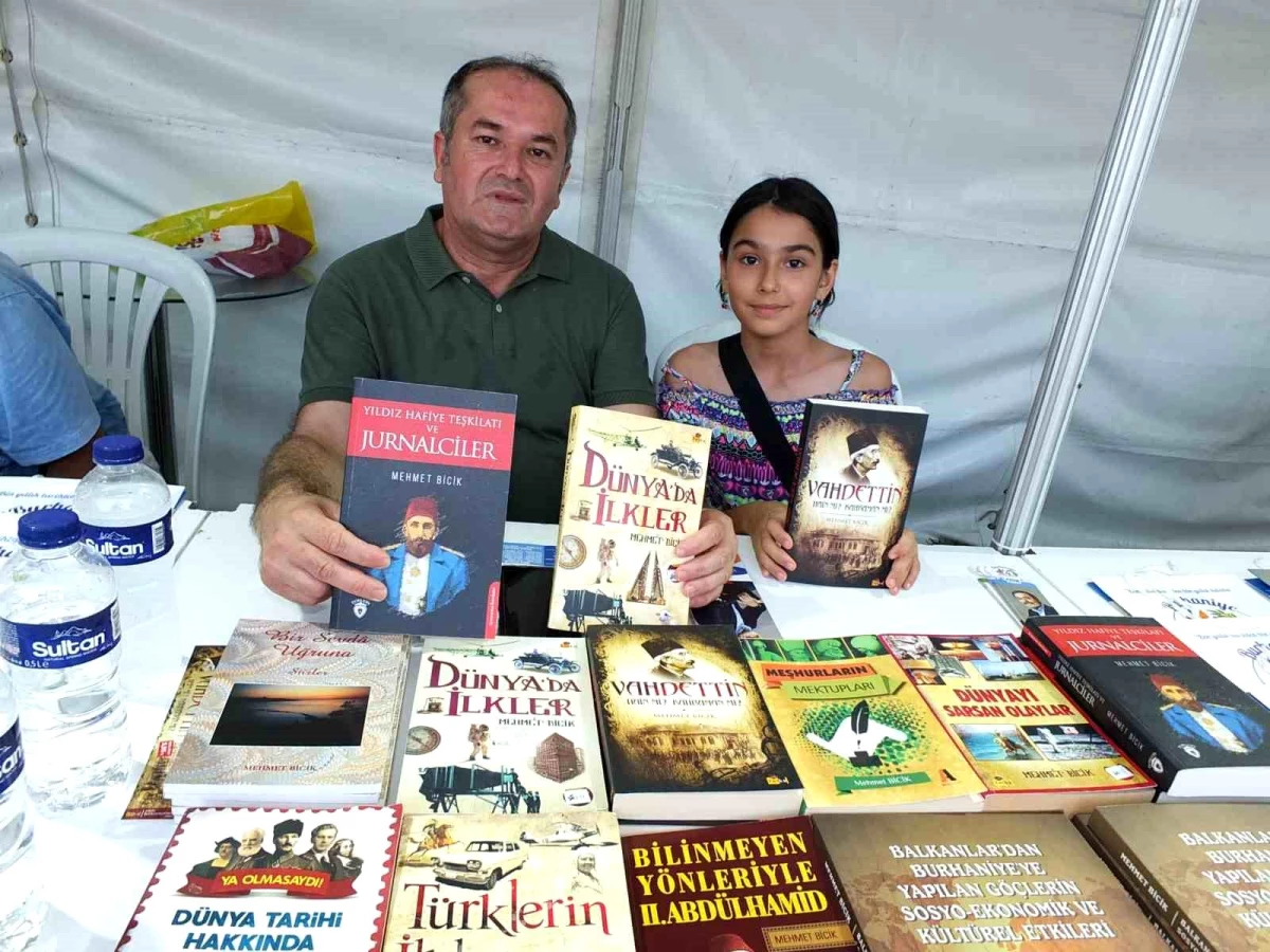 Tarihçi-Yazar Mehmet Bicik, Burhaniye 4. Kitap Fuarı\'nda okurlarıyla buluştu