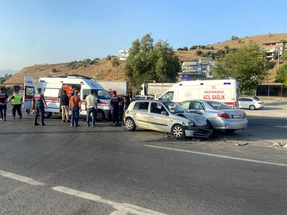 Aydın-Muğla Karayolu Çakırbeyli Kavşağı\'nda Trafik Kazası: 3 Yaralı