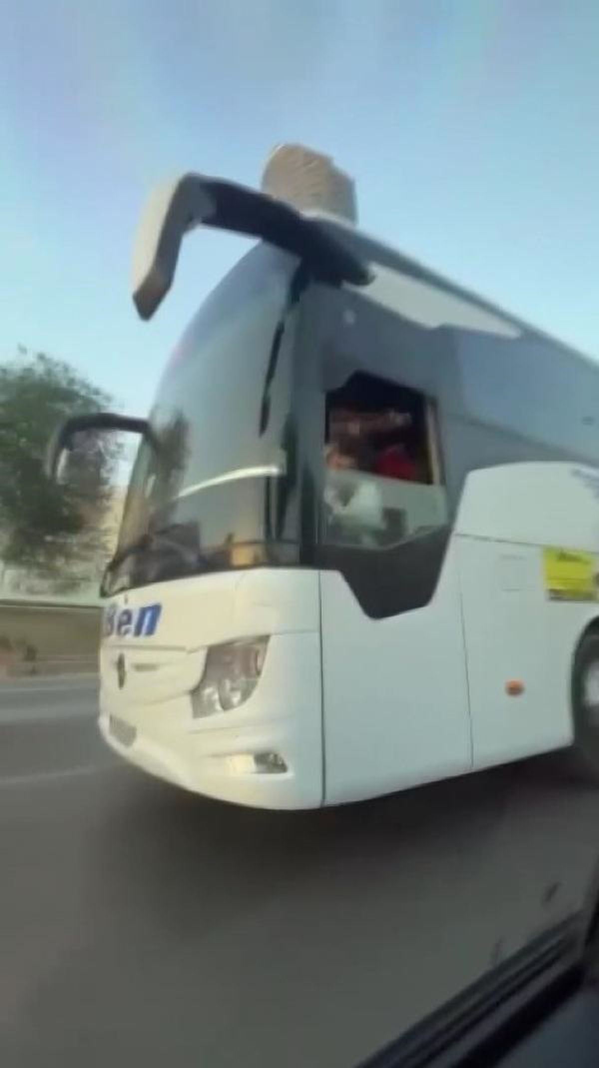 D-100 Karayolu\'nda Otobüs Şoförü ve Otomobil Sürücüsü Arasında Gerginlik