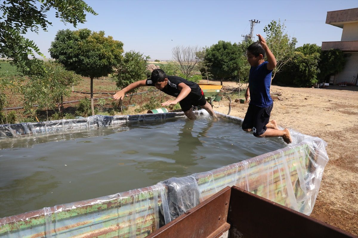 Diyarbakır\'da çiftçi çocukları için traktör römorkunu havuza çevirdi