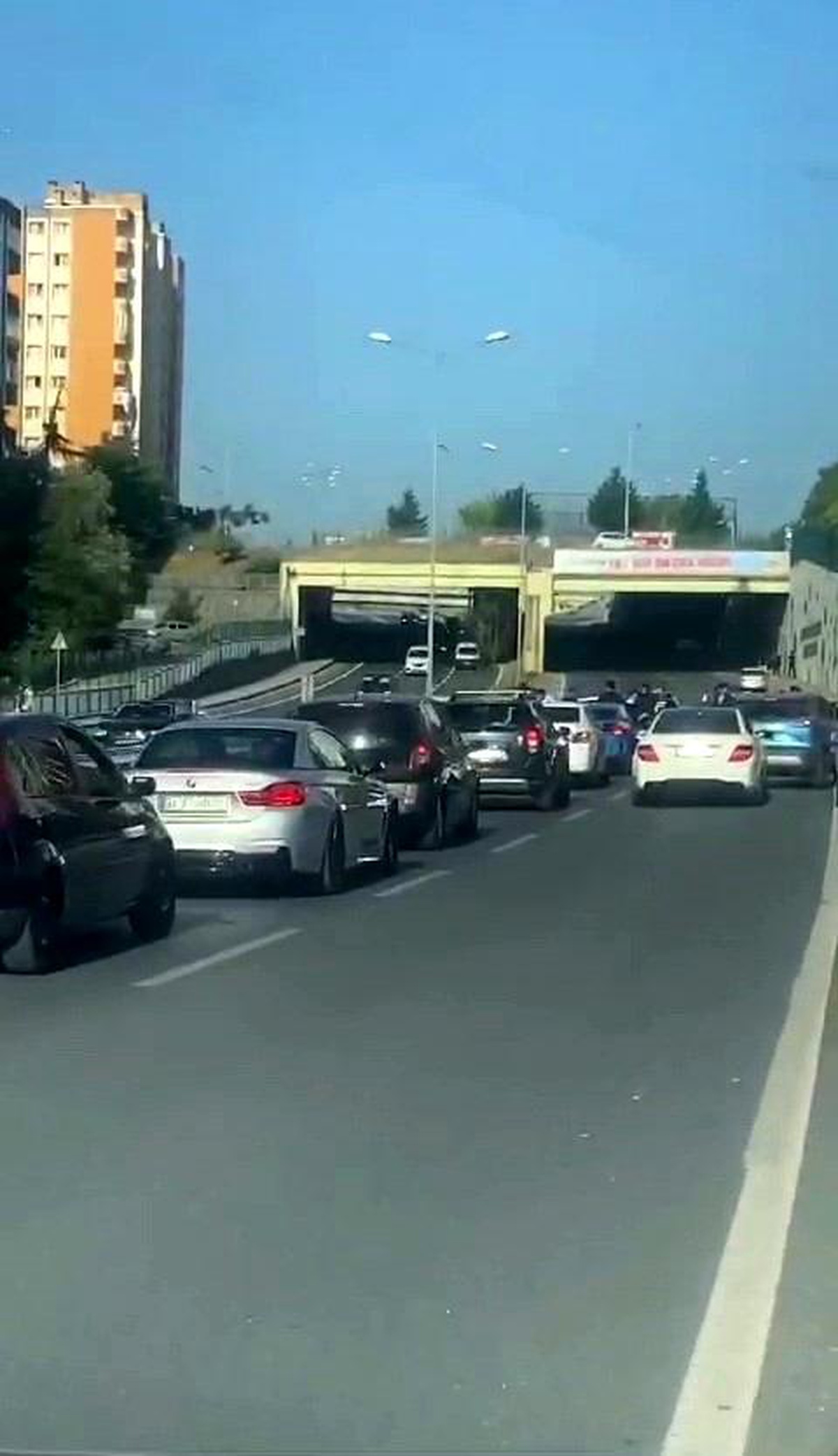 Başakşehir\'de düğün konvoyu yapan grup yolu trafiğe kapatarak silahla havaya ateş açtı