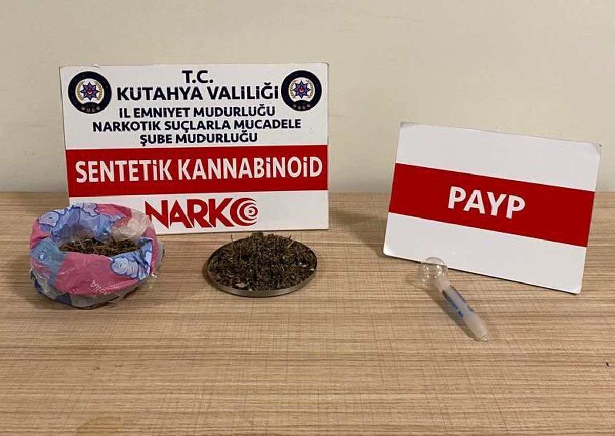 Kütahya\'da Polis Ekipleri Dur İhtarına Uymayan Araçta Uyuşturucu Madde Buldu