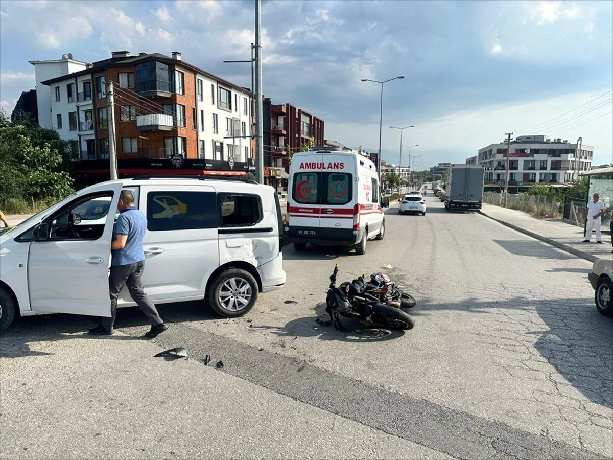Düzce\'de Otomobil ile Motosiklet Çarpışması: 2 Kişi Yaralandı