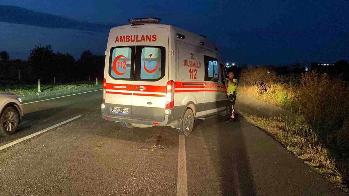 Edirne\'de otomobil şarampole girdi: 2 yaralı