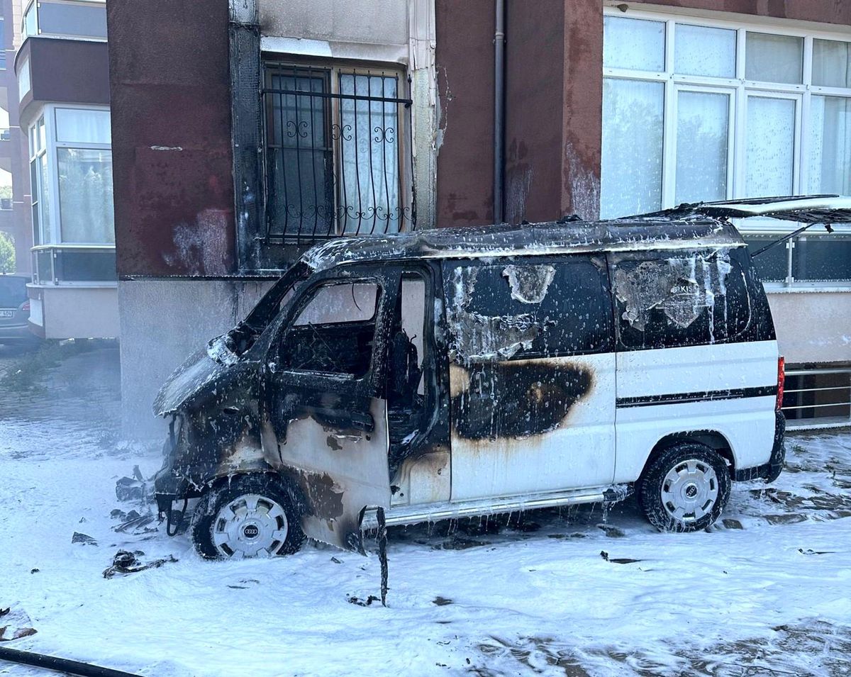 Edremit\'te park halindeki minibüs yangını söndürüldü