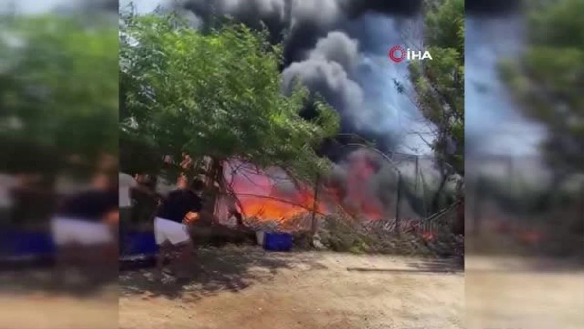 Ekmeğini kazandığı masa ve sandalyeleri gözü önünde küle döndü