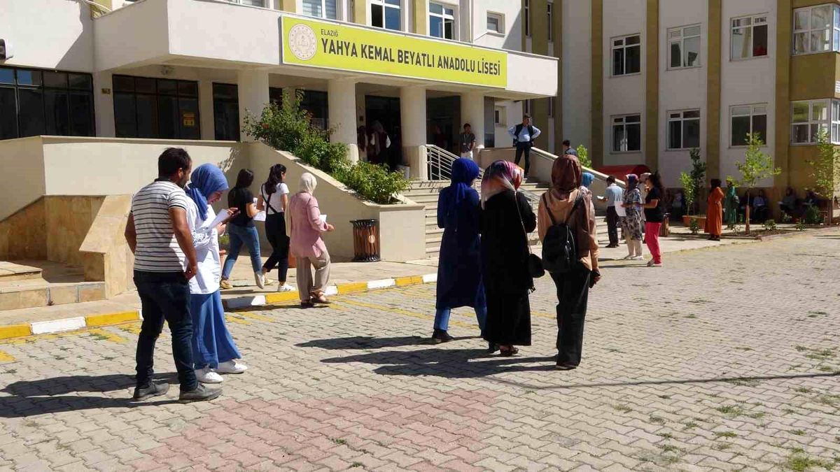 Elazığ\'da KPSS\'ye Girecek Adaylar Okullara Akın Etti