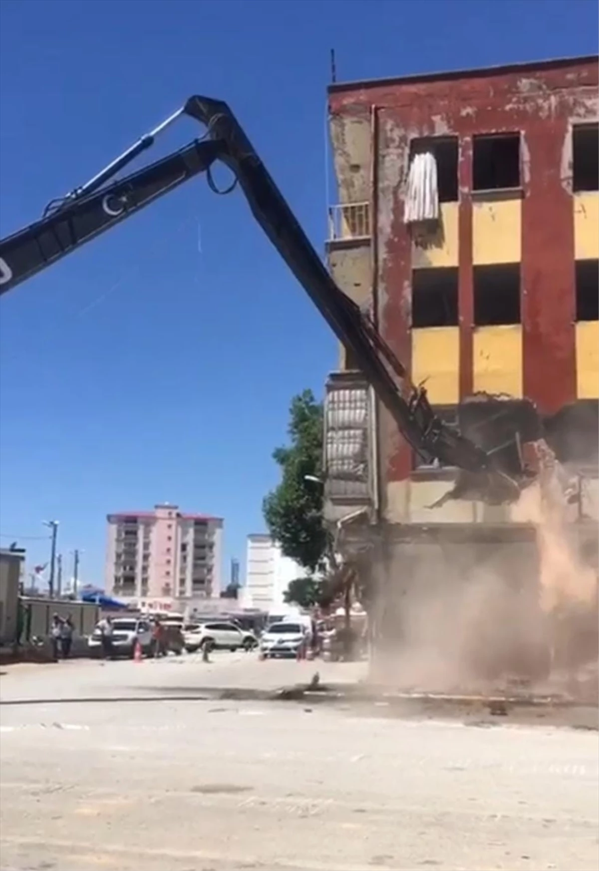 Elbistan\'da Depremde Yıkım Ekiplerinin Çalıştığı Bina Çöktü