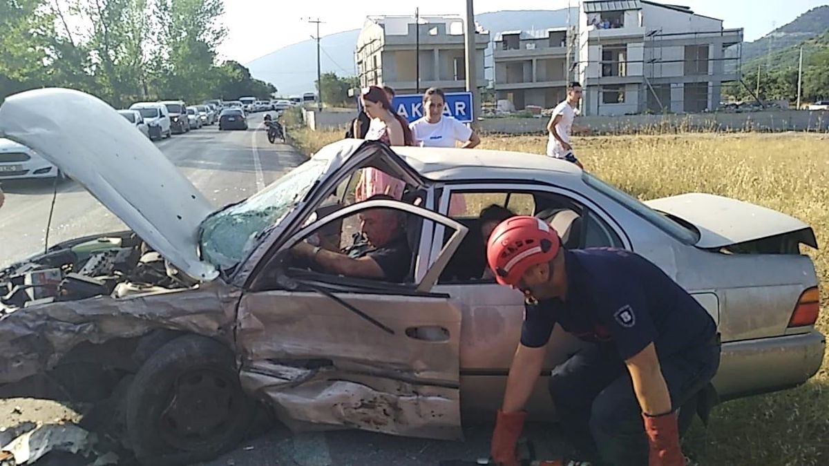 Erdek\'te trafik kazasında 6 kişi yaralandı