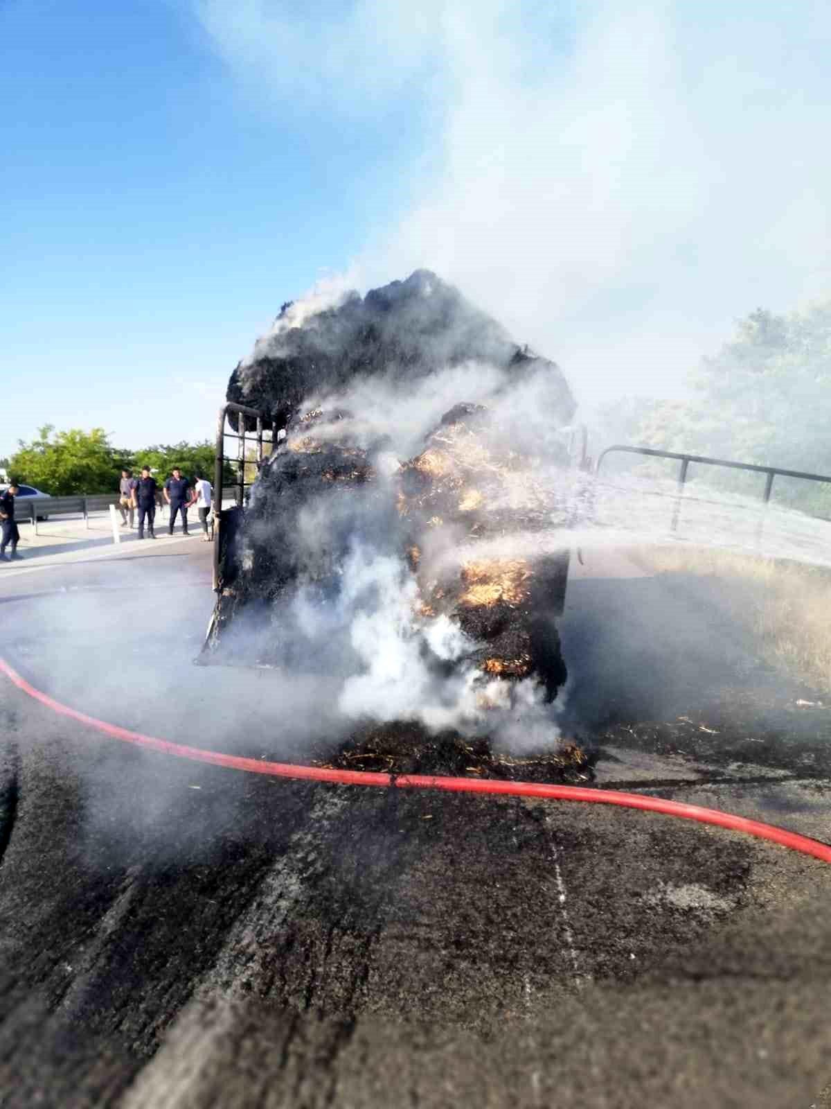 Konya\'da saman yüklü kamyonet alev aldı
