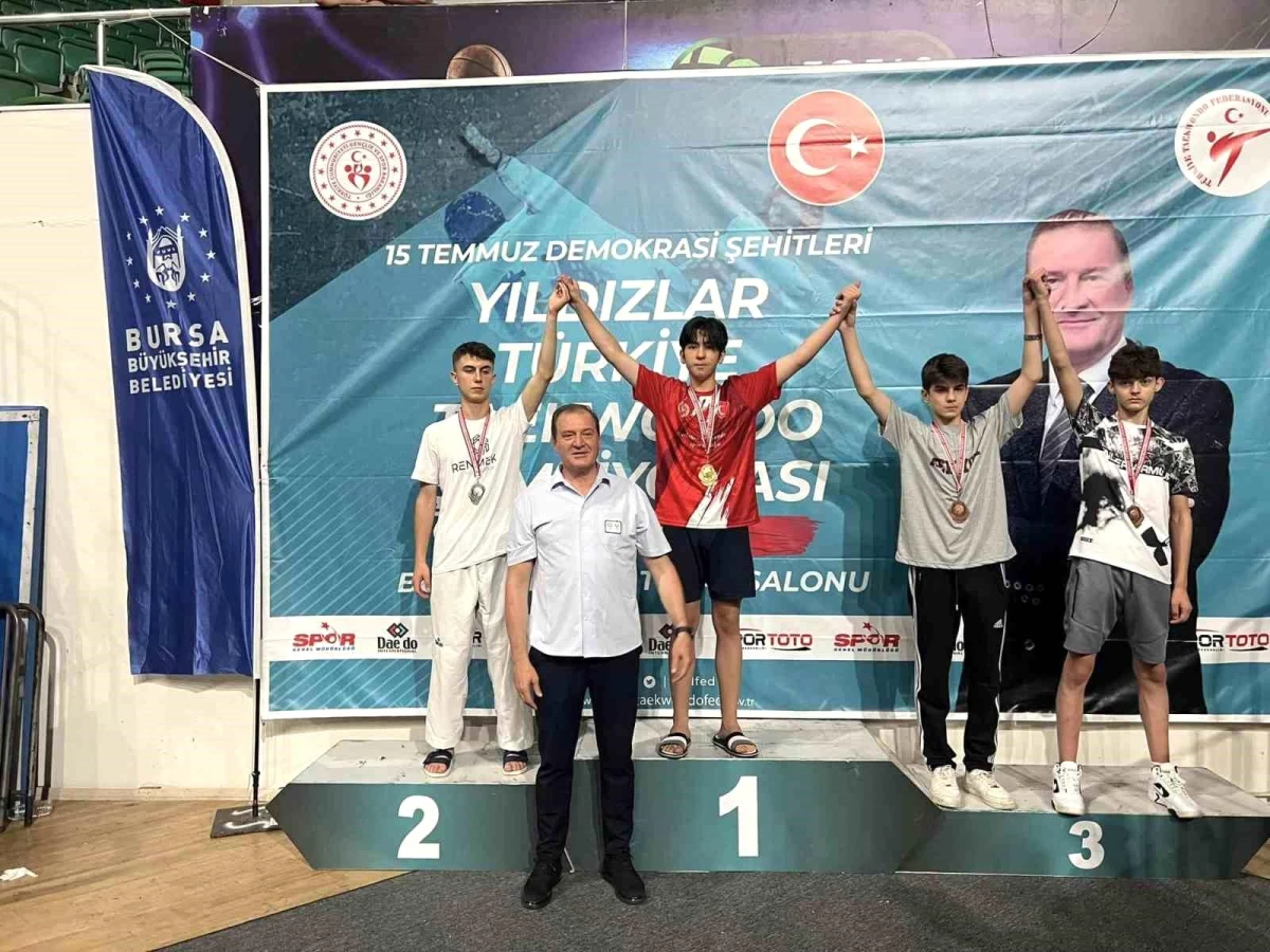 Altınova Belediyespor Kulübü Tekvandocusu Eren Özkaya, Türkiye Üçüncüsü Oldu