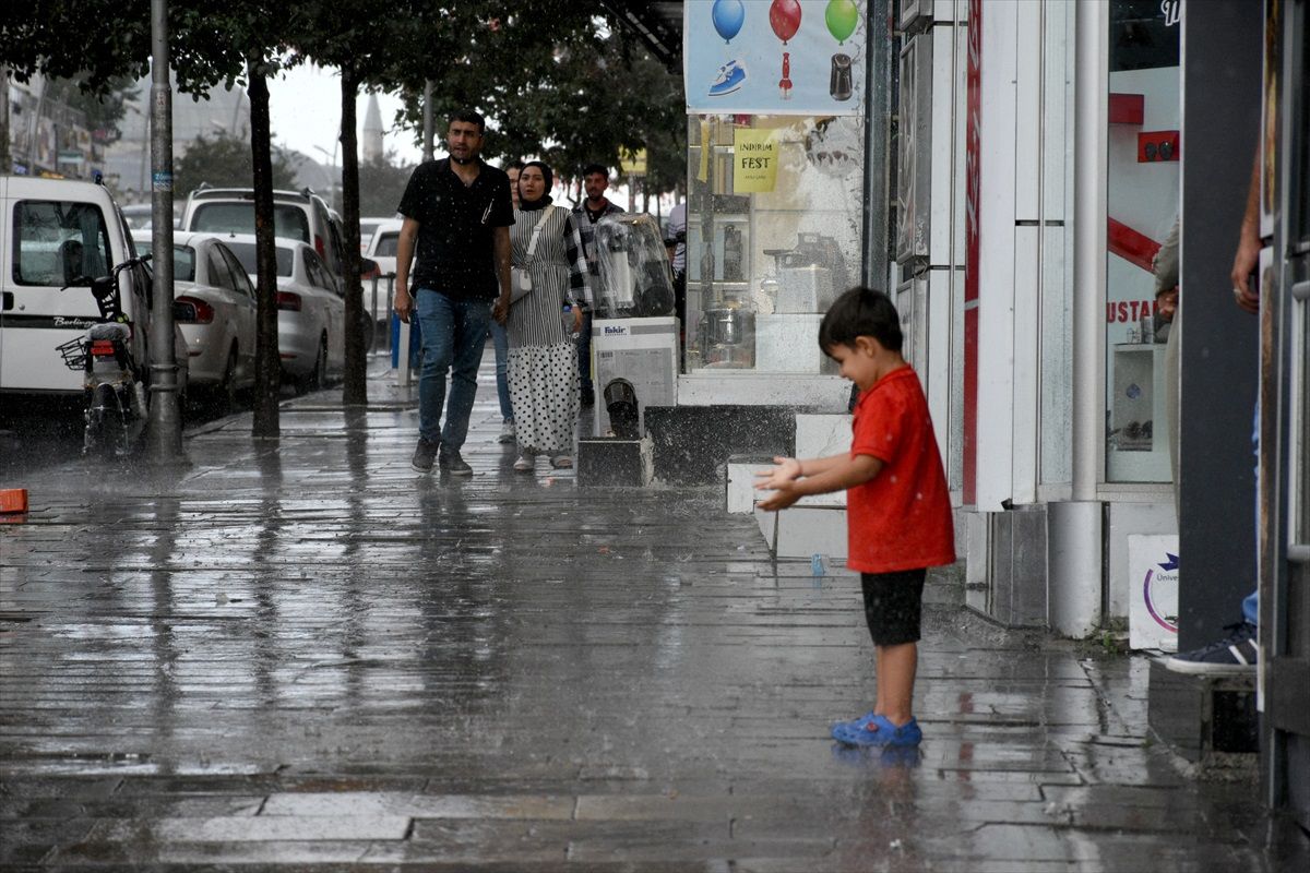 Erzurum\'da Sağanak Yağış Hayatı Olumsuz Etkiledi