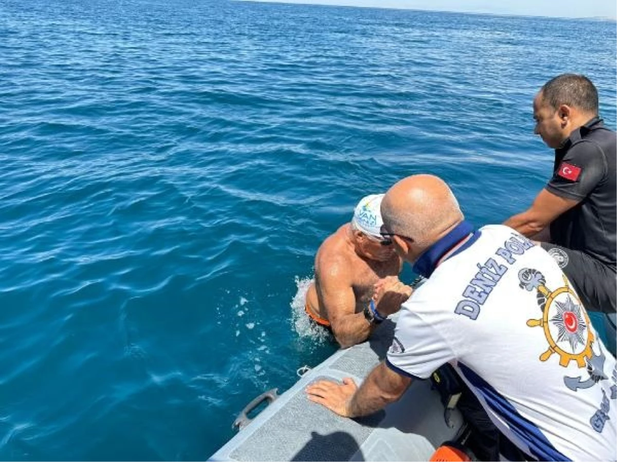 Van Gölü\'nde Yüzemeyen 61 Kişi Can Simidi İle Kurtarıldı