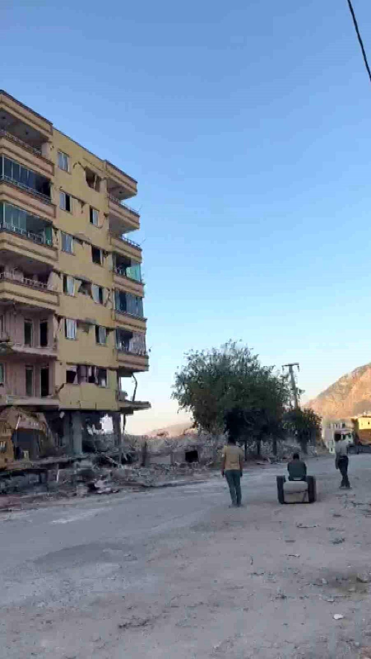 Hatay\'da deprem anında yaşanan panik kameralara yansıdı