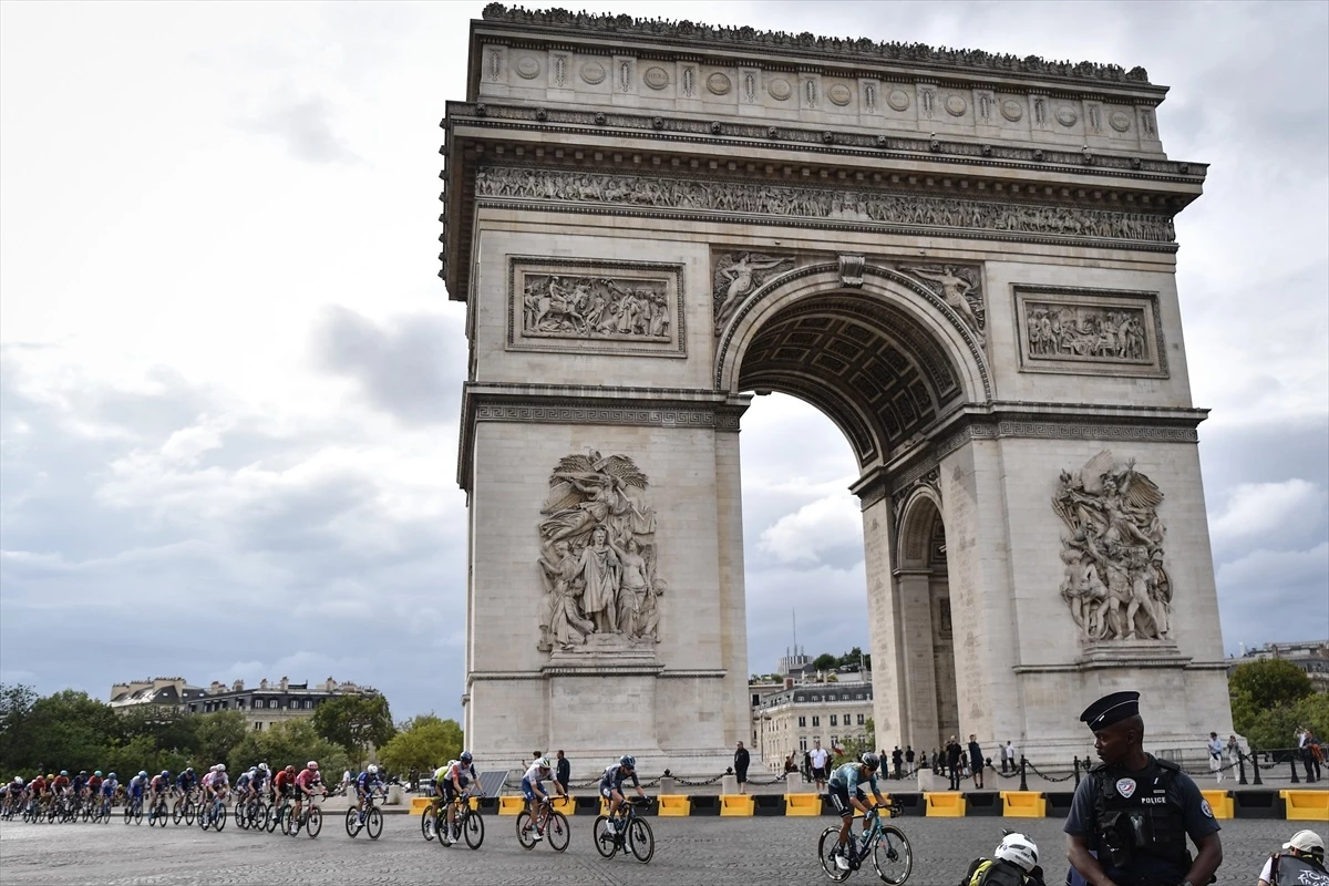 Fransa Bisiklet Turu\'nu Jumbo-Visma Takımının Jonas Vingegaard Kazandı