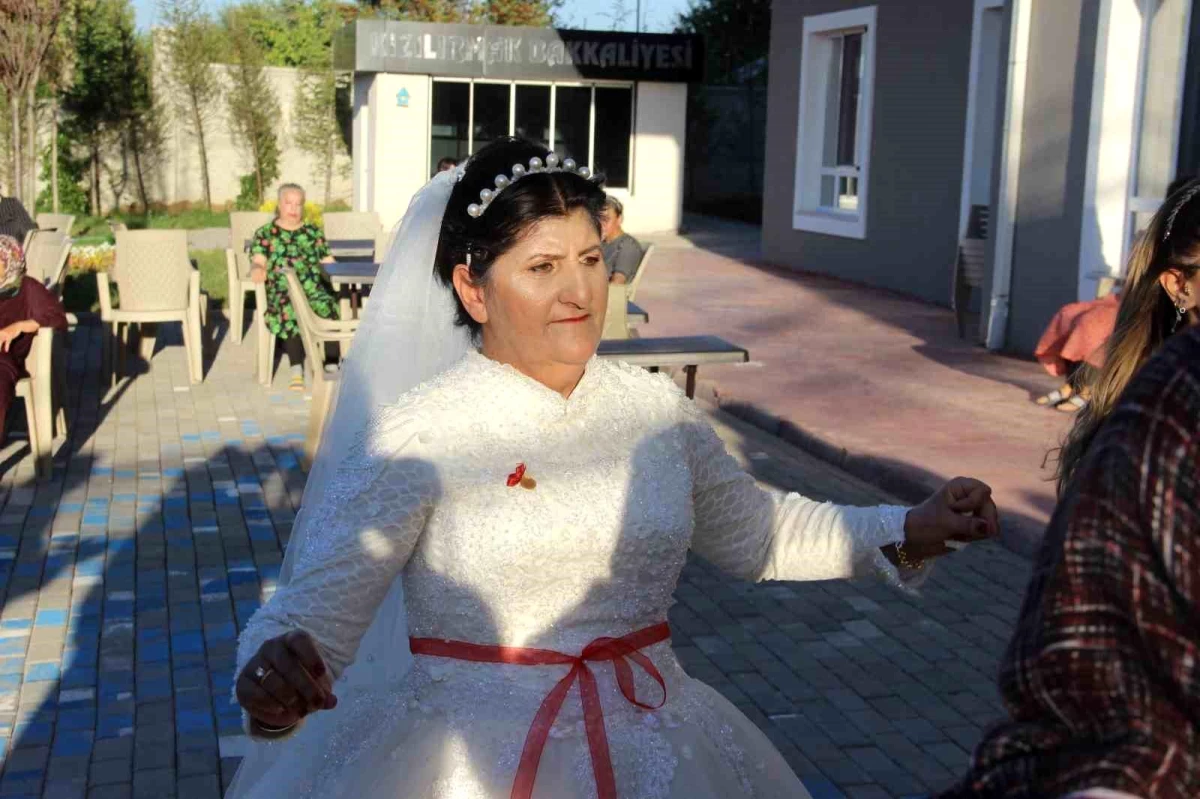 Sivas\'ta 30 yıl sonra gelinlik giyen kadının hayali gerçek oldu