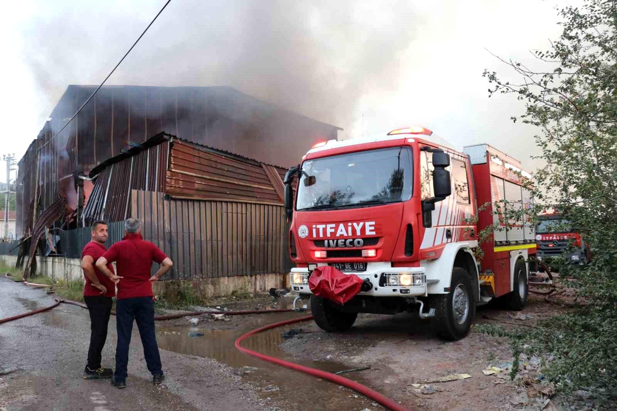 Kartepe\'deki Geri Dönüşüm Fabrikasında Yangın Kontrol Altına Alındı