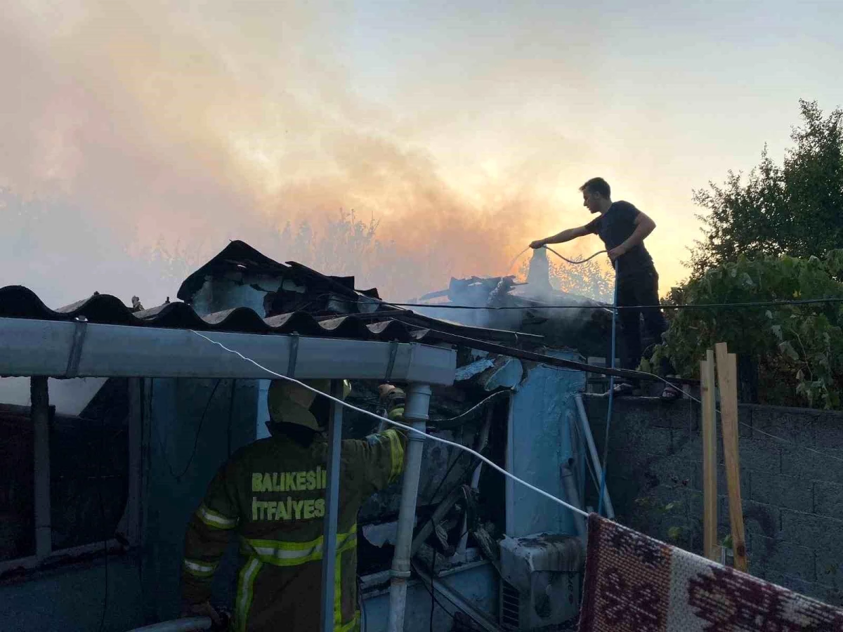 Balıkesir Gönen\'de Kerpiç Evde Çıkan Yangın Yan Evlere Sıçradı, 1 Kişi Yaralandı