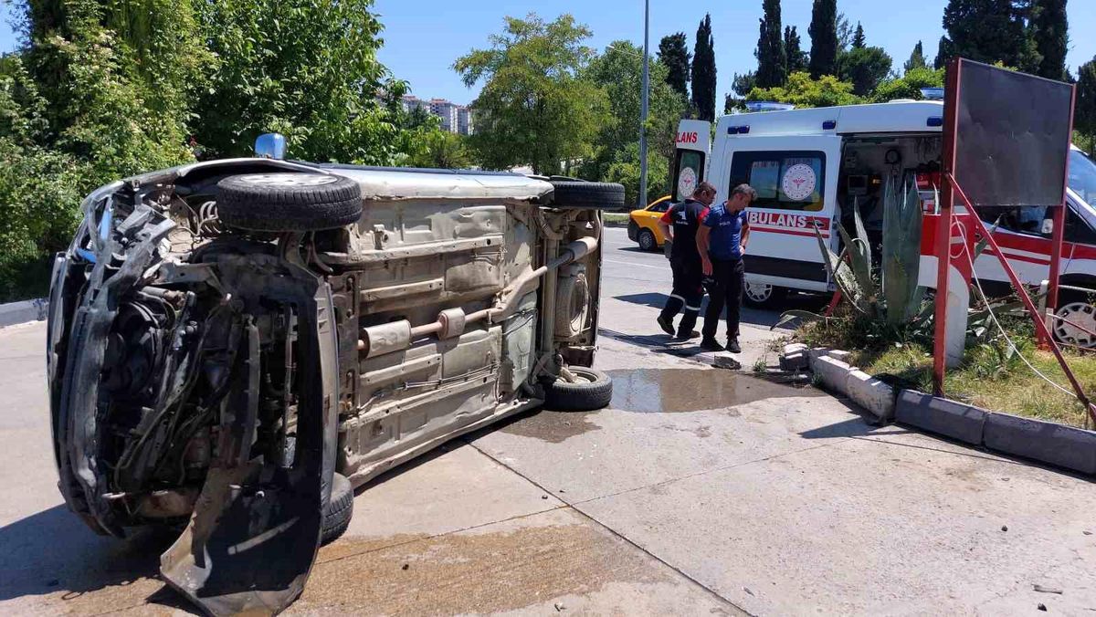 Samsun\'da Akaryakıt İstasyonu Girişinde Kaza: Sürücü Yaralandı